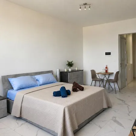 Seafront Escape Paceville Nearby 3 Apartment *