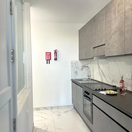 Seafront Escape Paceville Nearby 3 Apartment